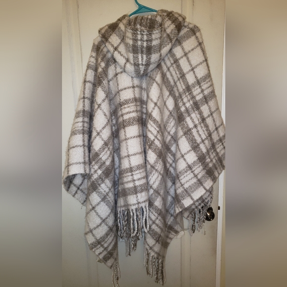 Simply Noelle poncho hooded fringe plaid white and grayish/tan one size fits all - Picture 2 of 4